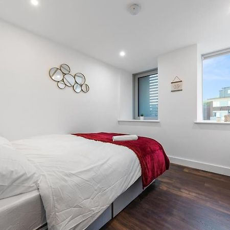 Sleep 7 20 Mins From London Waterloo Bp8 Appartamento Esterno foto